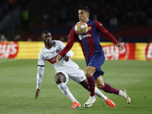 FC Barcelonas Joao Cancelo i aktion med Paris Saint-Germains Ousmane Dembele i Champions League.
