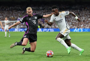 Matthijs De Ligt i duel med Real MAdrids Vinicius Junior i Champions LEague.