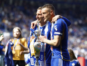 Jamie Vardy fejrer oprykningen fra The Championship med pokalen i hånden.