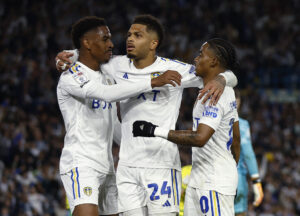 Leeds Uniteds spillere fejrer scoring i Championship playoof semifinalen mod Norwich City på Elland Road.