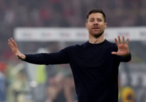 Xabi Alonso i kamp for Bayer Leverkusen i den tyske pokalfinale