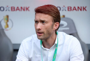 Simon Rolfes sidder på trænerbænken for Bayer Leverkusen