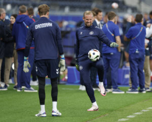 Kasper Schmeichel under en træning ved EM 2024 i Tyskland.
