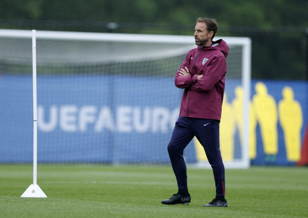 Gareth Southgate ser sine spillere an under en træning med det engelske landshold.