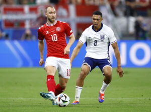 Trent Alexander-Arnold i duel med Christian Eriksen