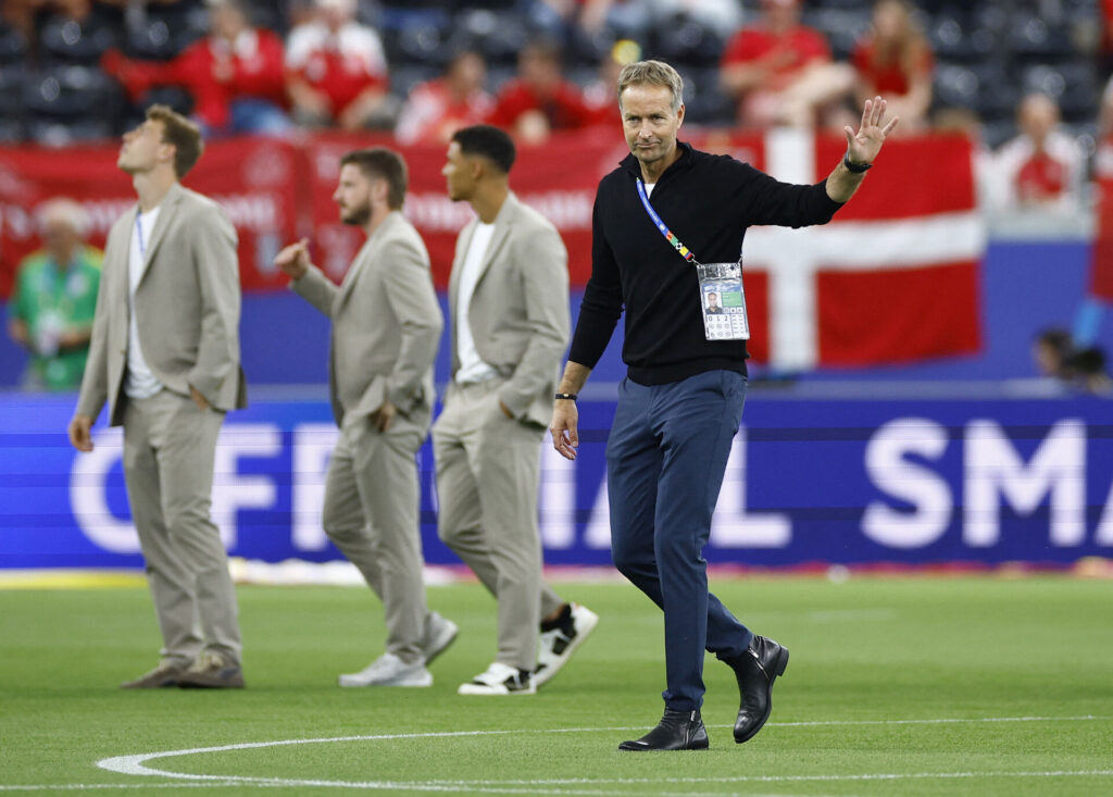 Kasper Hjulmand vinker inden kampen mellem Danmark og England.