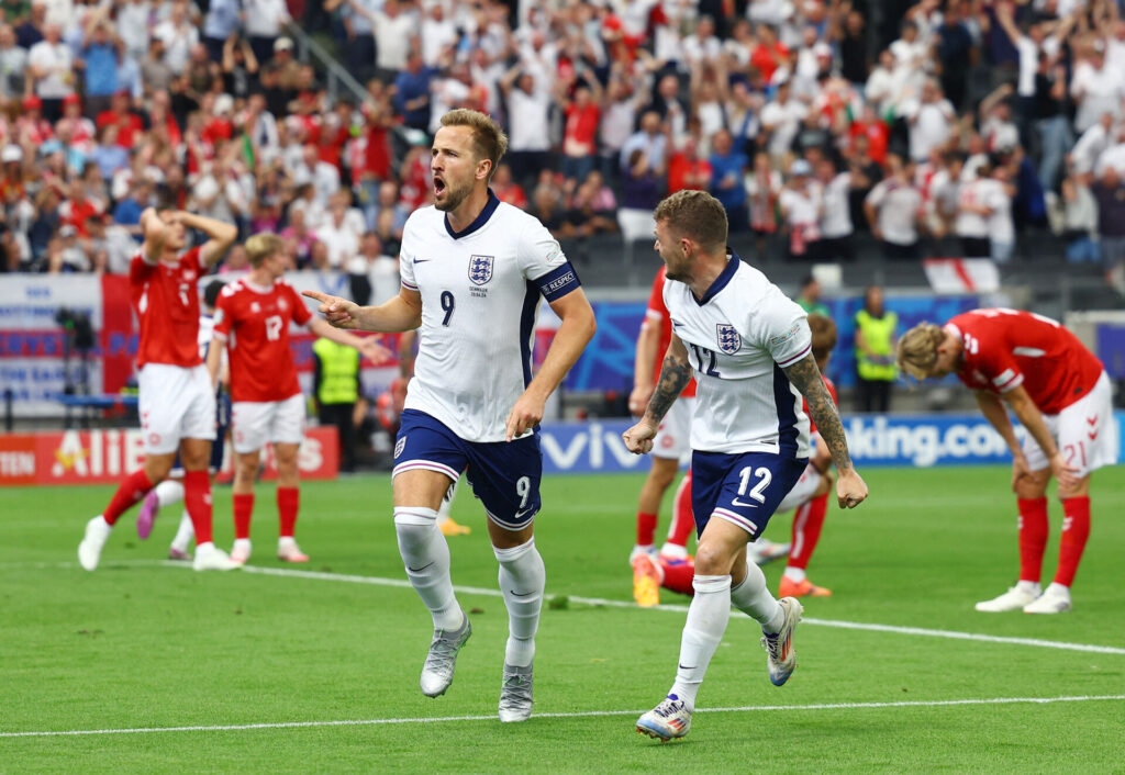 Harry Kane bringer England foran mod Danmark.