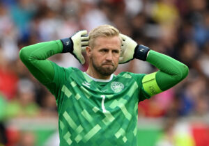 Kasper Schmeichel tager sig til hovedet efter Sloveniens scoring.