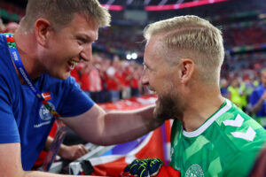 Kasper Schmeichel jubler sammen med en fan, efter Danmark gik videre ved EM.