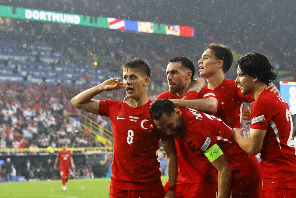 Arda Güler jubler sammen med sine holdkammerater, efter han scorede for Tyrkiet.