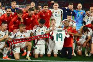 De ungarske spillere samlet efter sejren mod Skotland, mens de hylder Barnabas Varga, der blev alvorligt skadet under opgøret.