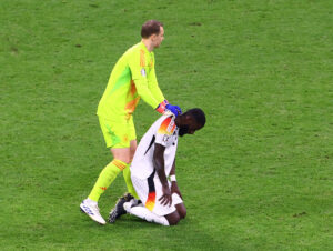 Manuel Neuer og Antonio Rüdiger efter Tysklands kamp mod Schweiz.