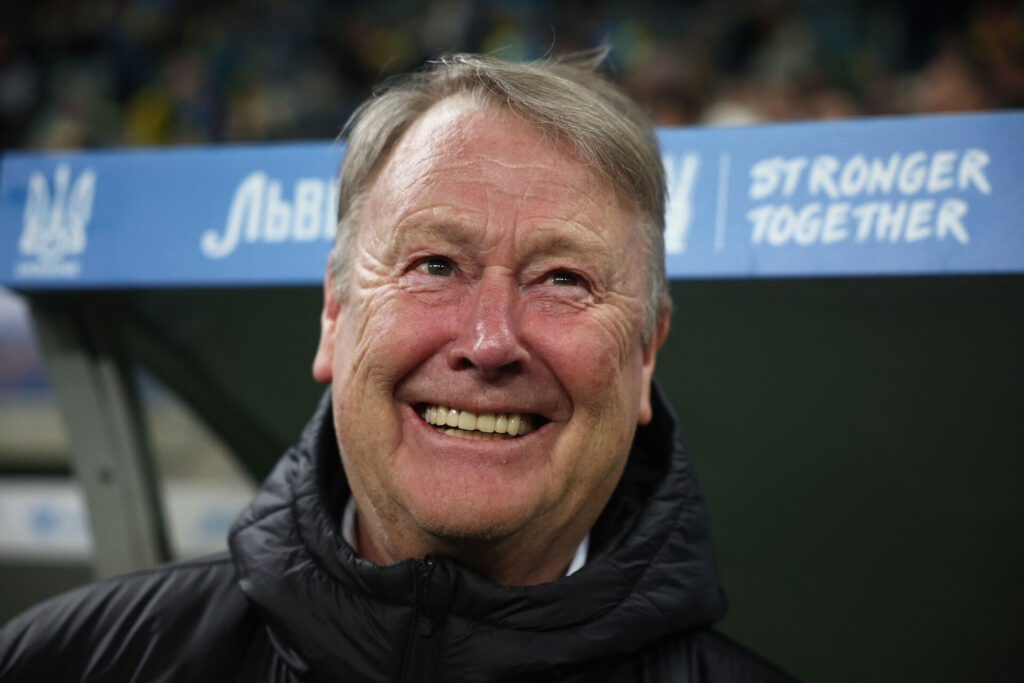 Den tidligere danske landstræner, Åge Hareide, smiler som landstræner for Island.