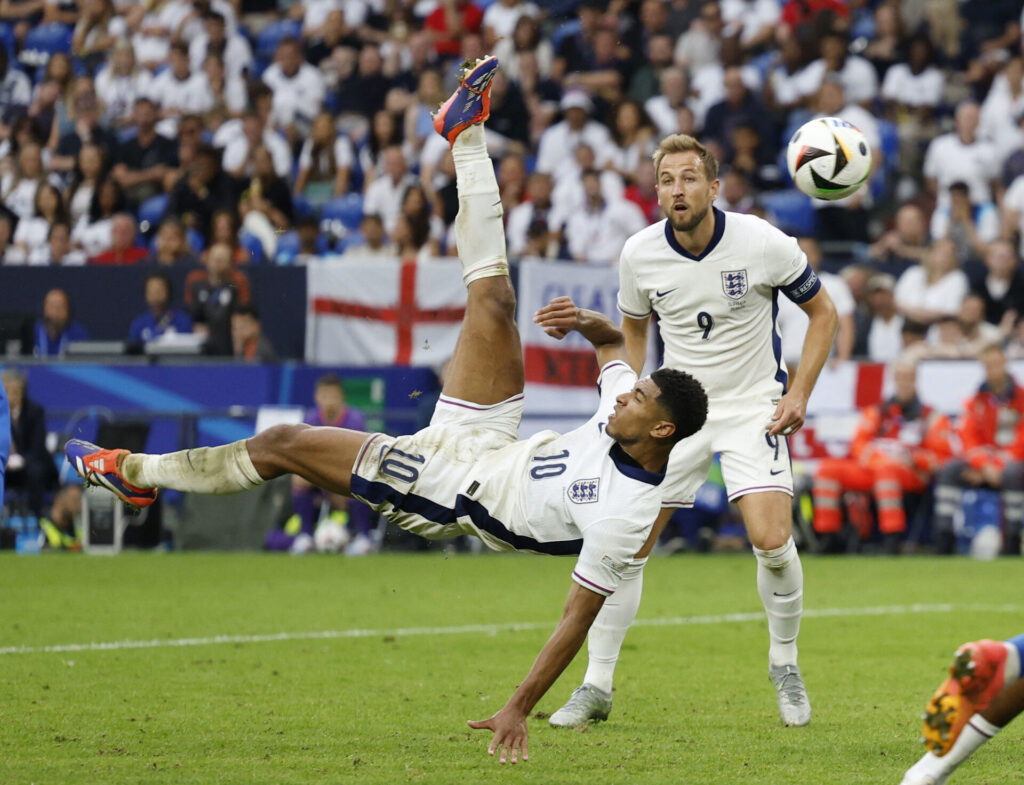 Bellingham kaster sig akrobatisk i luften for England i kampen mod Slovakiet til EM