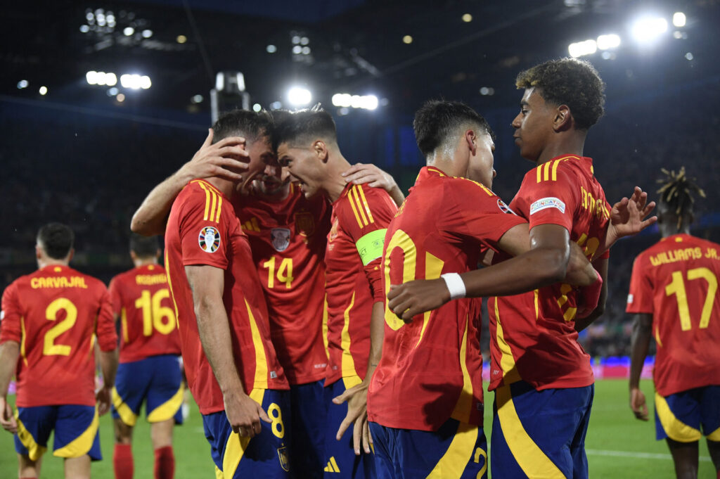Spanien fejrer målet til 2-1 imod Georgien.