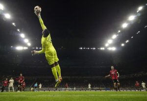 Mike Maignan under Europa League-kampen på San Siro mellem AC Milan og AS Roma.