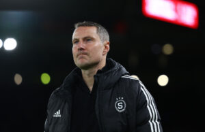 Brian Priske på Anfield for at møde Liverpool sammen med Sparta Prag.