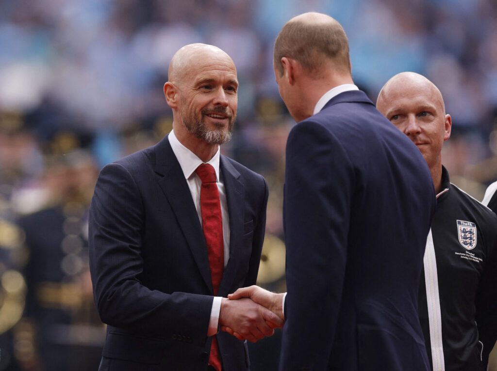 Erik ten Hag trykker prins Williams hånd.