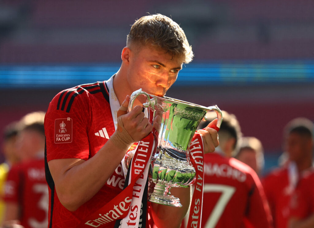 Rasmus Højlund med FA Cup-trofæet efter Manchester Uniteds sejr over Manchester City i finalen.