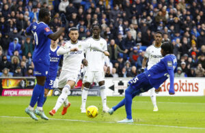 Cardiffs Jaden Philogene afslutter under kampen mod Leeds United i FA Cup.