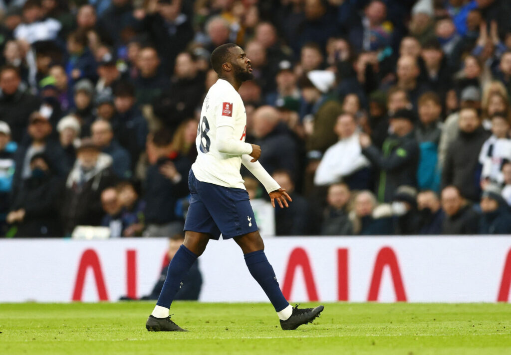 Tanguy Ndombele bliver skiftet ud for Tottenham i Premier League.