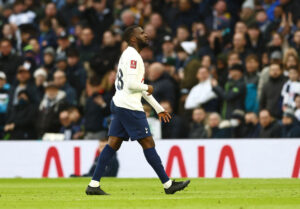Tanguy Ndombele bliver skiftet ud for Tottenham i Premier League.