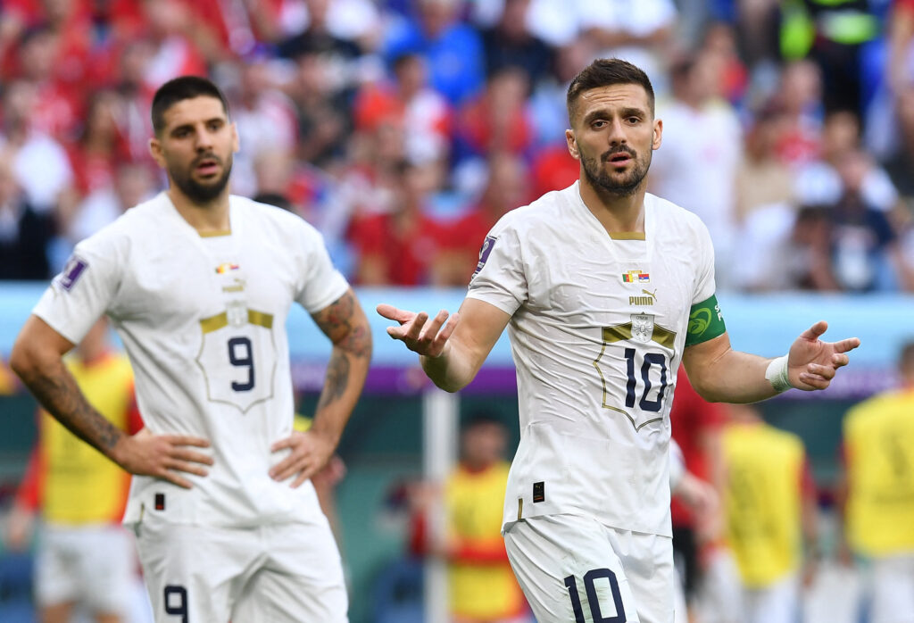 Dusan Tadic og Aleksandar Mitrovic iført Serbiens landsholdstrakit i kampen mod Cameroun ved VM 2022.