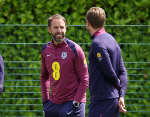Gareth Southgate i dialog med en fra Englands trænerstab.