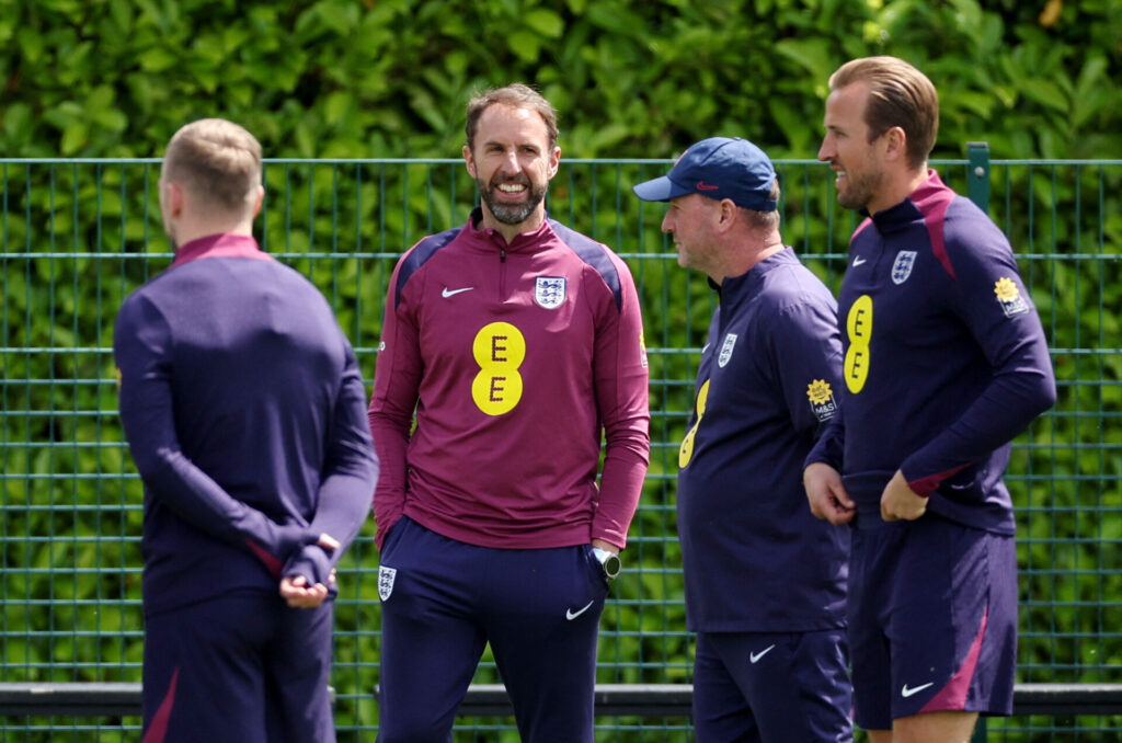 Gareth Southgate hygger sig under et træningspas med det engelske landshold.