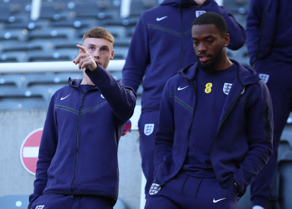 Cole Palmer og Ivan Toney går sammen mod banen for England.