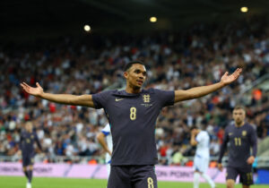 Trent fejrer sit mål for England