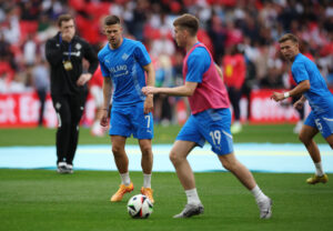 Isak Bergmann Johannesson varmer op til kamp mod England på Wembley.
