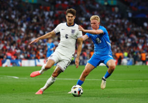 John Stones i duel med en islænding i kampen mellem England og Island.