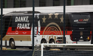 Franz Beckenbauer hyldes ved EM-åbningsceremonien.