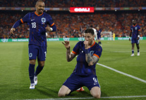 Holland fejrer en scoring imod Canada.