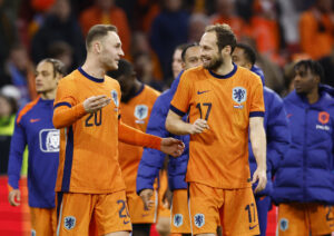Teun Koopmeiners i dialog med sin holdkammerat på det hollandske landshold, Daley Blind.