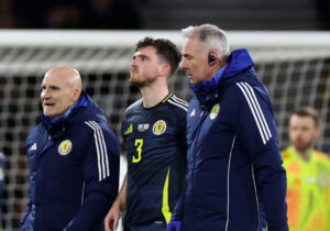 Andy Robertson eskorteres ud fra kamp