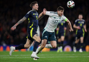 Lyndon Dykes i kamp om bolden for Skotland.