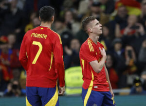 Dani Olmo jubler, efter han har scoret for det spanske landshold.