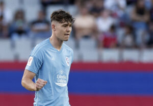 Jørgen Strand Larsen i aktion for Celta Vigo mod FC Barcelona i LaLiga.