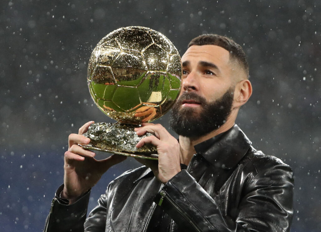 Karim Benzema med sin Ballon d'Or-titel.