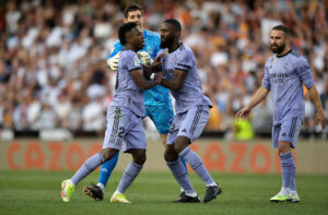 Antonio Rudiger og Thibaut Courtois holder Vinicius Junior tilbage under LaLiga-kampen mellem Valencia og Real Madrid.