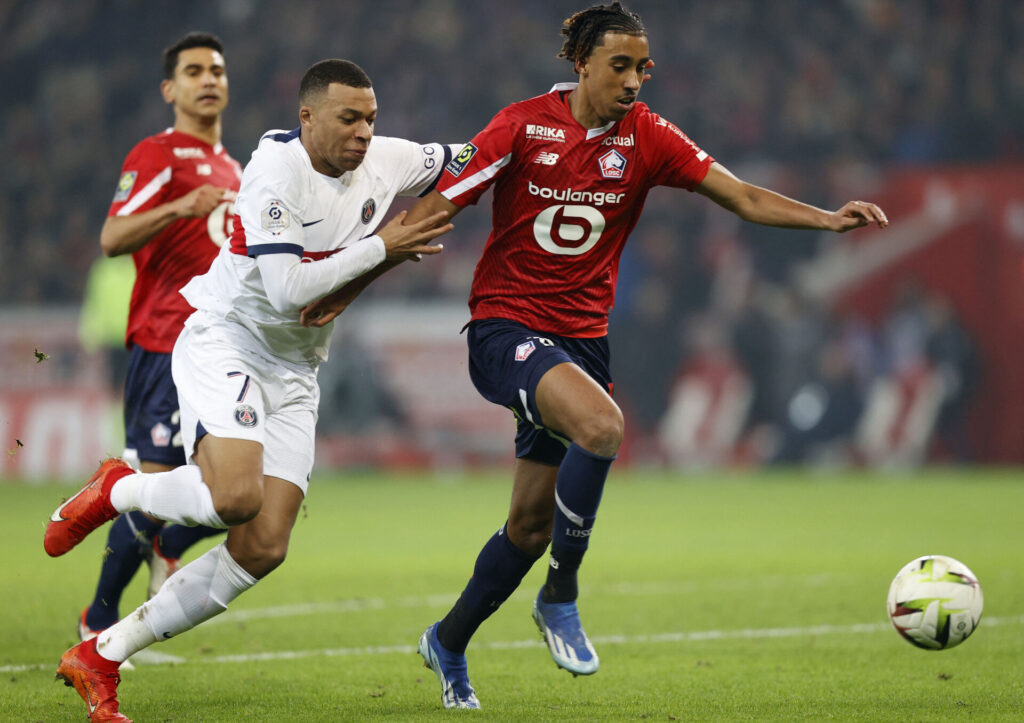 LOSC Lilles Leny Yoro i aktion mod Paris Saint-Germains Kylian Mbappé i Ligue 1.
