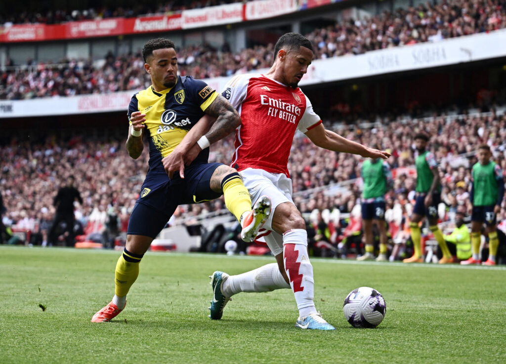 William Saliba i aktion for Arsenal mod Bournemouths Justin Kluivert på Emirates Stadium i Premier League.