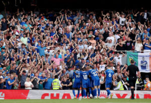 Everton-spillerne jubler efter en scoring mod Arsenal.