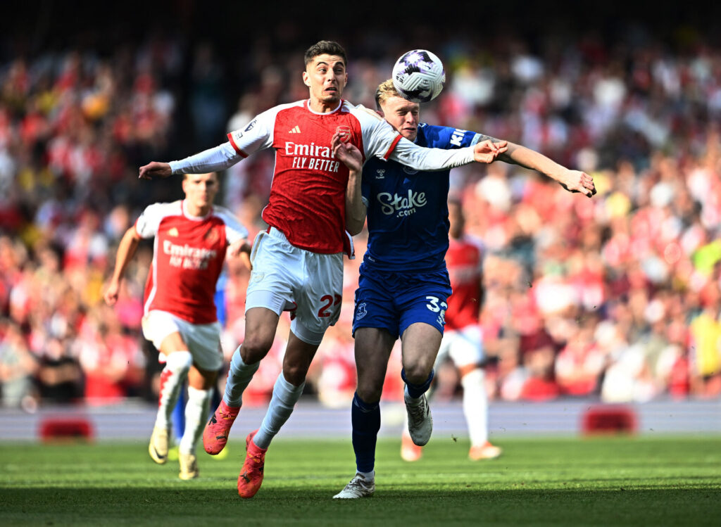 Arsenals Kai Havertz i aktion med Evertons Jarrad Branthwaite i Premier League.