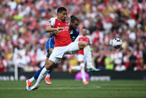 William Saliba sætter en stopper for Dominic Calvert Lewin