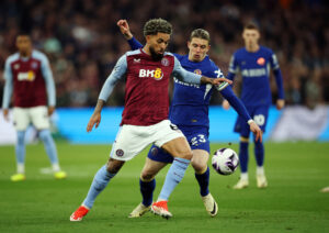 Aston Villas Douglas Luiz i aktion i Premier League-kampen mod Chelsea.