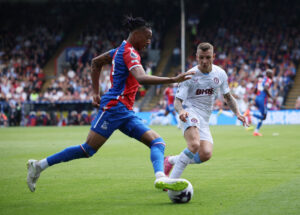 Michael Olise i aktion under kampen mellem Crystal Palace og Aston Villa på Selhurst Park i Premier League.