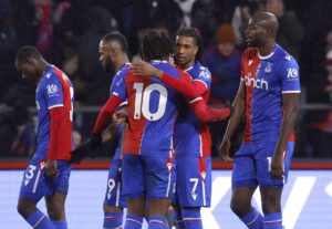 Michael Olise og Eberechi Eze fejrer scoring for Crystal Palace mod Brentford i Premier League.